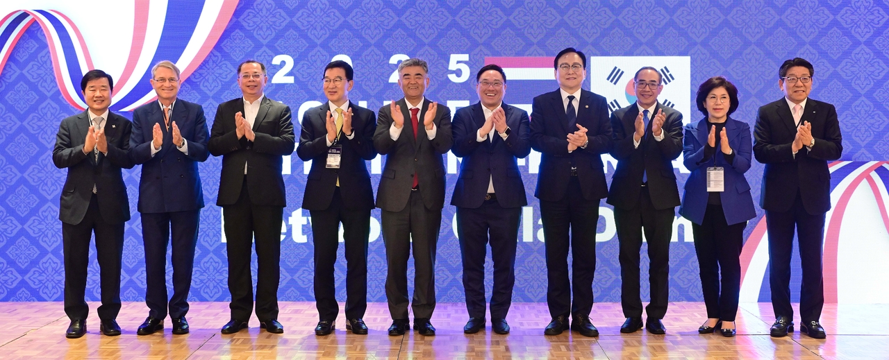 정원주 헤럴드미디어그룹·대우건설 회장을 비롯한 참석자들이 23일‘한·태 비즈니스 포럼’ 공식만찬에서 기념촬영을 하고 있다. 왼쪽부터 김희철 야마하모터스 대표, 하랄드 링크 비그림그룹 대표, 쭐라 쑥마놉 태국 동부경제회랑(EEC) 사무총장, 신정훈 국회 행정안전위원장, 정원주 헤럴드미디어그룹·대우건설 회장, 줄라푼 아모른비밧 재무부 장관보, 정인교 산업통상자원부 통상교섭본부장, 타니 쌩랏 주한태국대사, 김주영 세레니티 골프앤리조트 회장, 최진영 헤럴드미디어그룹 대표이사  이상섭 기자