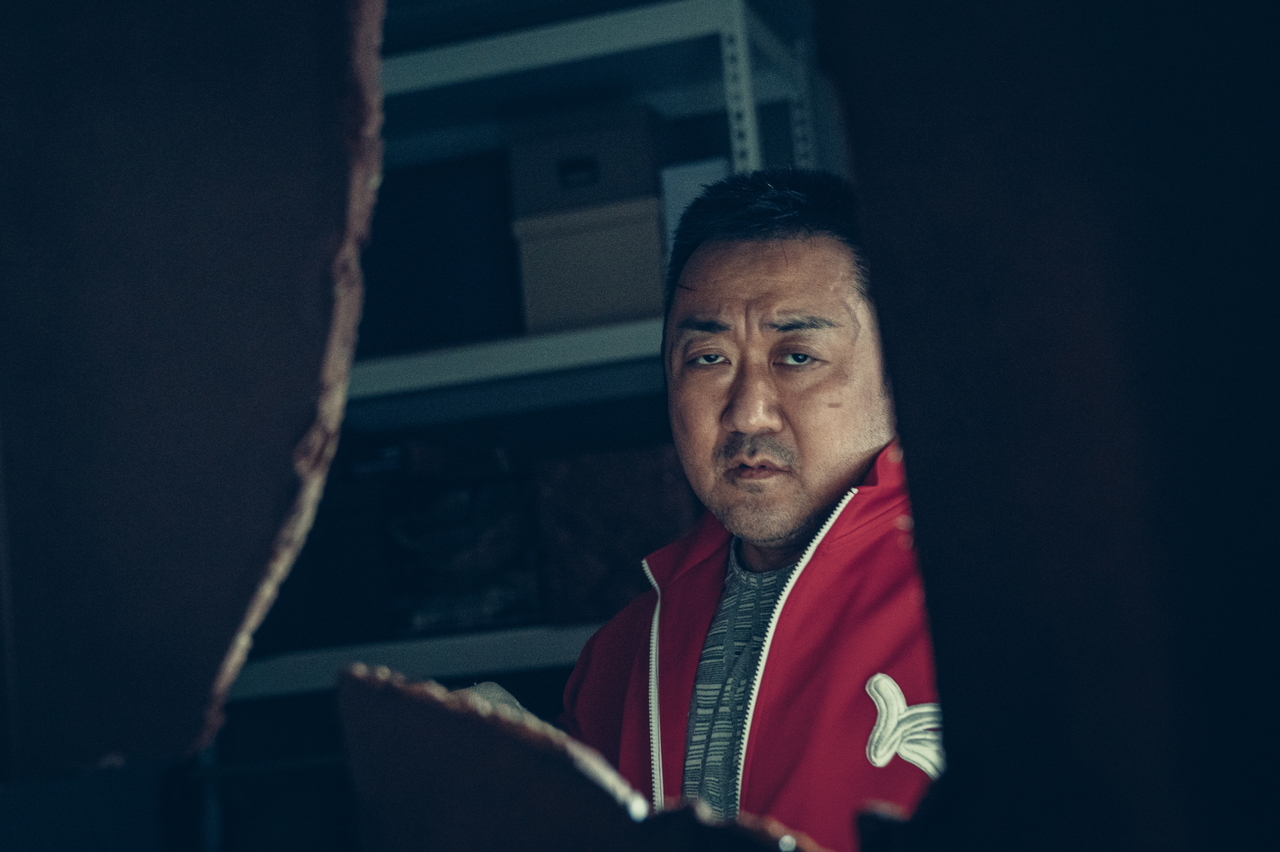 배우 마동석의 주특기인 ‘복싱’은 역시나 ‘거룩한 밤: 데몬헌터스’ 속 ‘바우’의 무기가 됐다. 그는 맨 주먹으로 통쾌하게 악마를 때려잡는 다크히어로가 됐다.
[롯데엔터테인먼트 제공]
