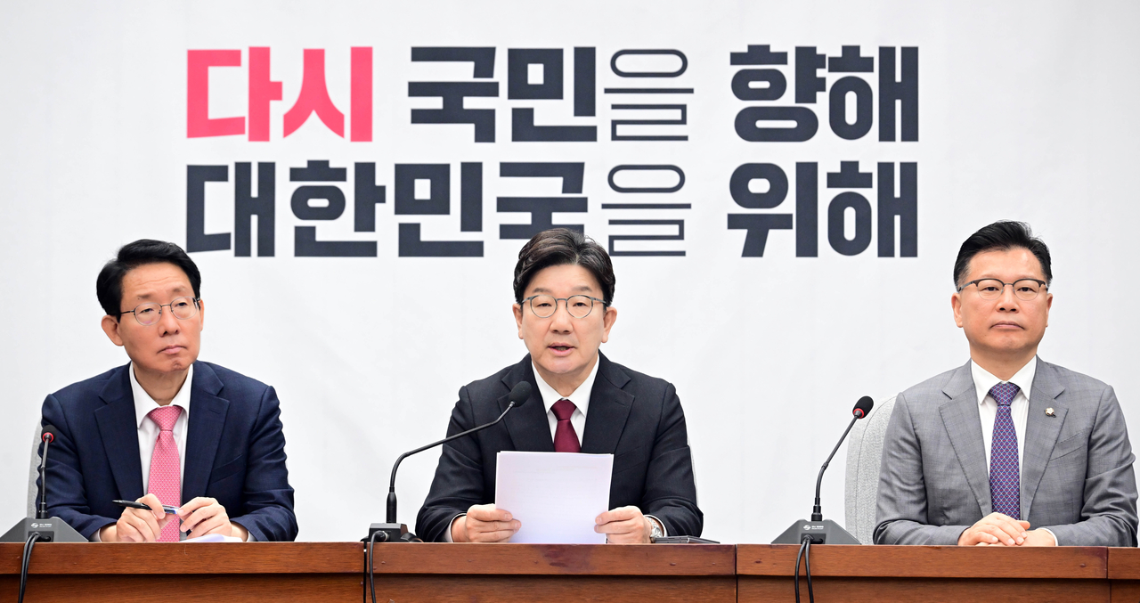 서울 영등포구 국회에서 25일 열린 국민의힘 원내대책회의에 참석한 김상훈(왼쪽부터) 정책위의장, 권성동 원내대표, 이양수 사무총장. 이상섭 기자