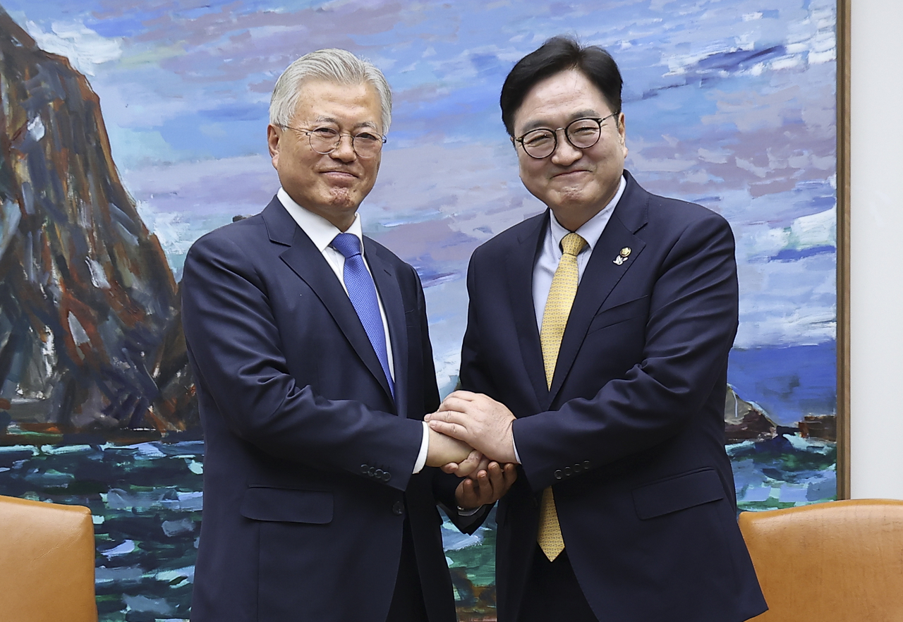 Former President Moon Jae-in (left) poses for a photo with National Assembly Speaker Woo Won-shik at the Assembly's main building in Yeouido, western Seoul on Friday. Yonhap