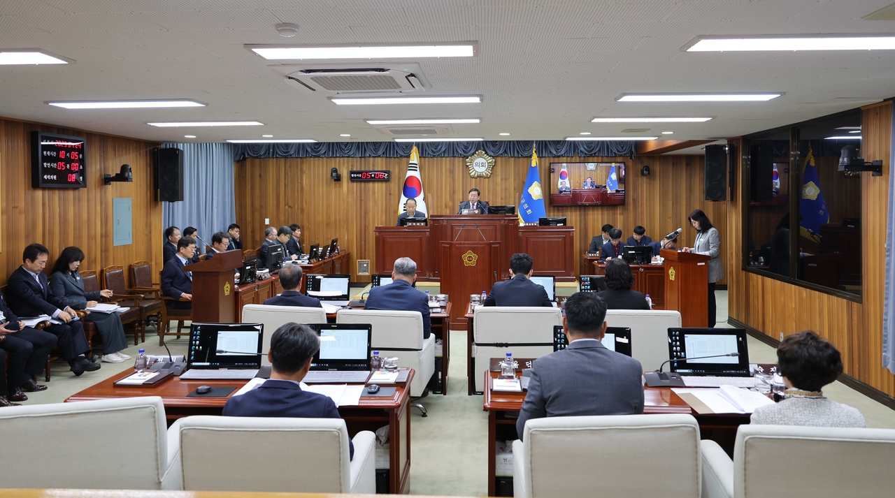 울진군의회가 24일 제1차 본회의를 시작으로 30일까지 7일간 제284회 임시회에 돌입했다.(울진군의회제공)