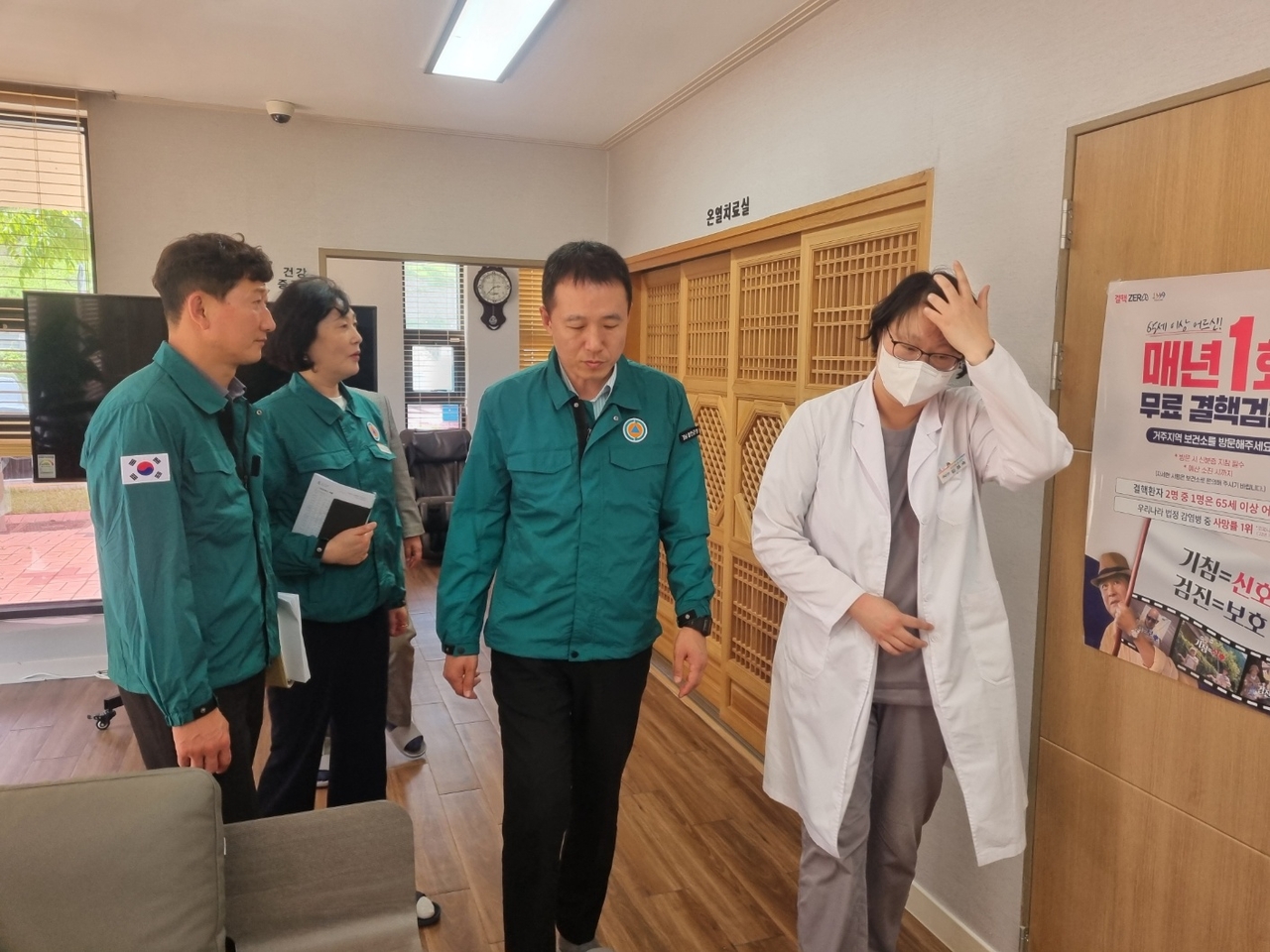 장재혁 부군수가 청덕면 낙진 보건진료소와 쌍책면 이책보건진료소를 차례로 방문해 의료 시설과 서비스를 점검했다. [합천군 제공]