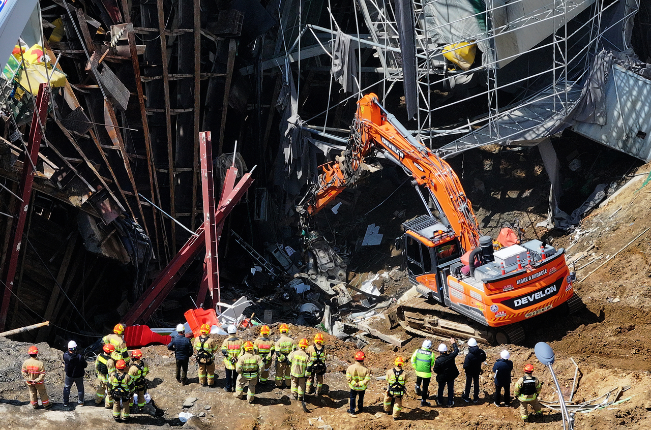 A rescue operation is under way for a missing worker in the tunnel collapse of a subway construction site in the city of Gwangmyeong, south of Seoul on April 15. (Yonhap)