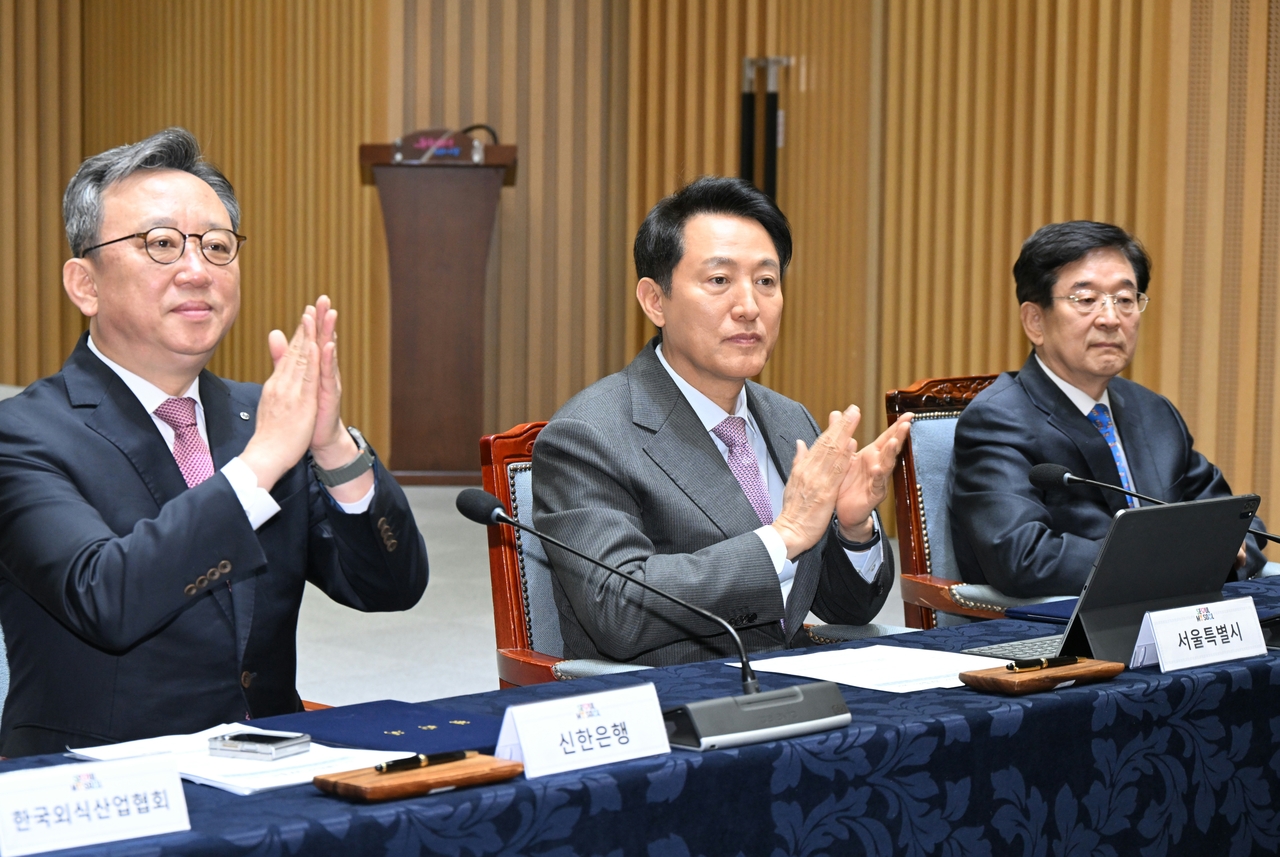 서울시가 25일 한국프랜차이즈산업협회, 전국가맹점주협의회, 주요 치킨 프랜차이즈와 함께 ‘서울배달+가격제 치킨프랜차이즈 도입 상생협약’을 체결했다. 정상혁(왼쪽부터) 신한은행 은행장, 오세훈 서울시장, 강석우 한국프랜차이즈산업협회 부회장 등이 협약식에 참석했다.  [서울시 제공]