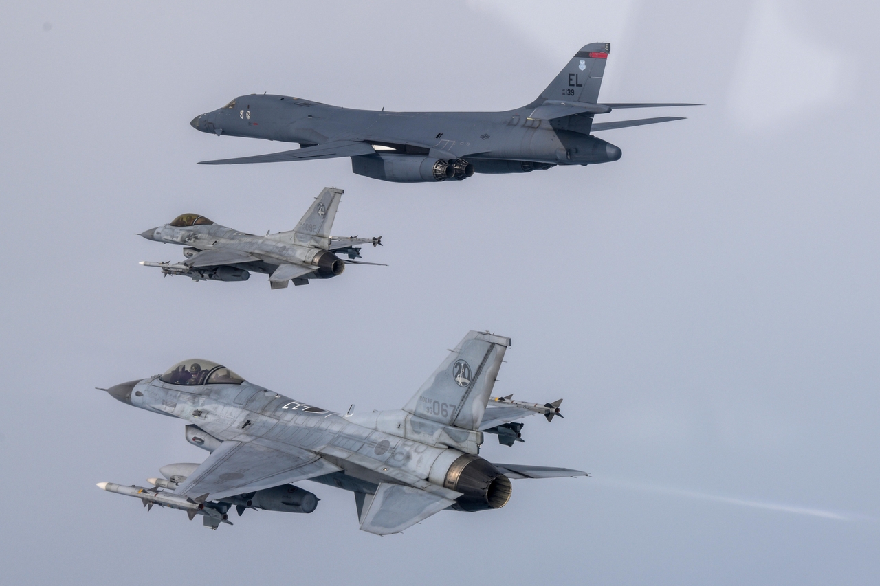 북한은 25일 미국의 B-1B 전략폭격기 일본 배치에 대해 역내 안보를 위태롭게 한다면서 ‘응당한 반격’을 받게 될 것이라고 주장했다. 한국 공군 KF-16 전투기가 미 B-1B 전략폭격기와 함께 연합공중훈련을 실시하는 모습. [헤럴드DB]