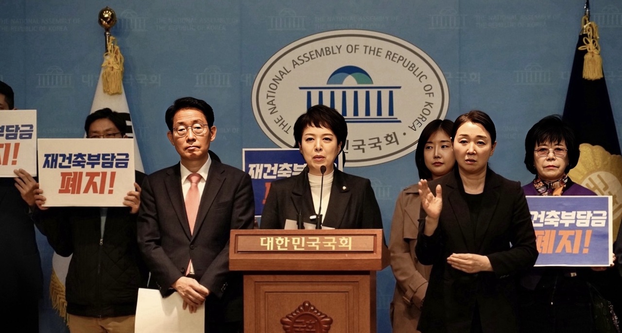 김은혜 국민의힘 의원(재선·경기 성남시분당을)은 25일 국회 소통관에서 기자회견을 열고 재건축 초과이익 환수제 폐지 청원에 5만명 이상 동의했다고 밝혔다. [김은혜 의원실 제공]