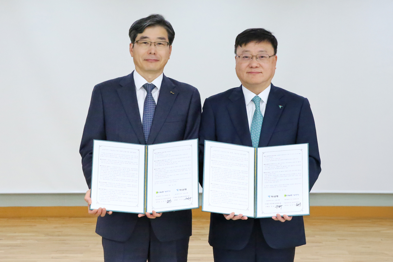 오은식(왼쪽) 기보 호남지역본부장과 우승구 하나은행 호남영업그룹 부행장이 업무협약 후 기념촬영을 하고 있다. [기보 제공]