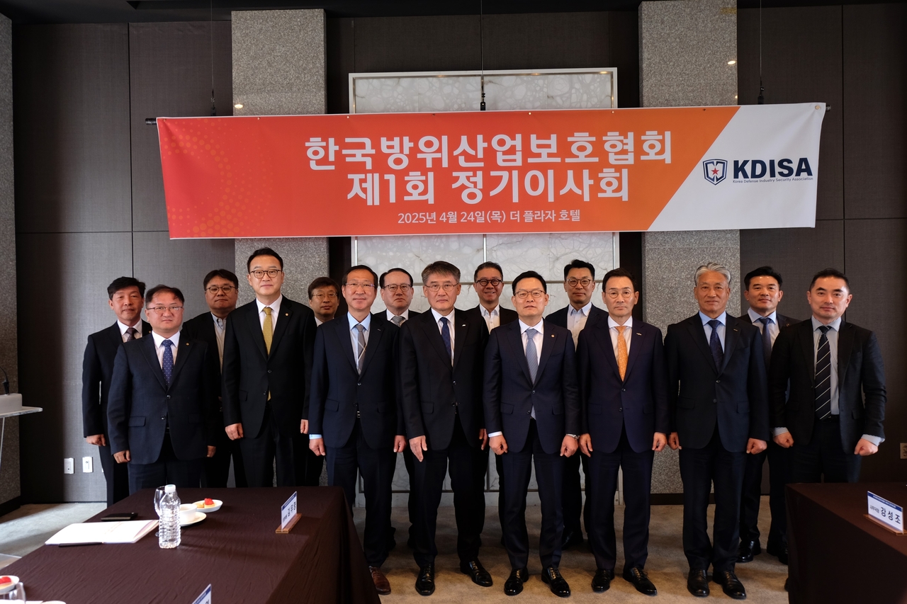 24일 서울 중구 더 플라자호텔에서 열린 한국방위산업보호협회 1회 정기이사회에서 권형순(앞줄 왼쪽 세번째부터 오른쪽으로) SNT모티브 대표이사, 박재석 SNT다이내믹스 대표이사, 손재일 한화에어로스페이스 대표이사, 유상철 HJ중공업 대표이사 등 이사진 및 운영진들이 기념촬영하고 있다. [한화에어로스페이스 제공]