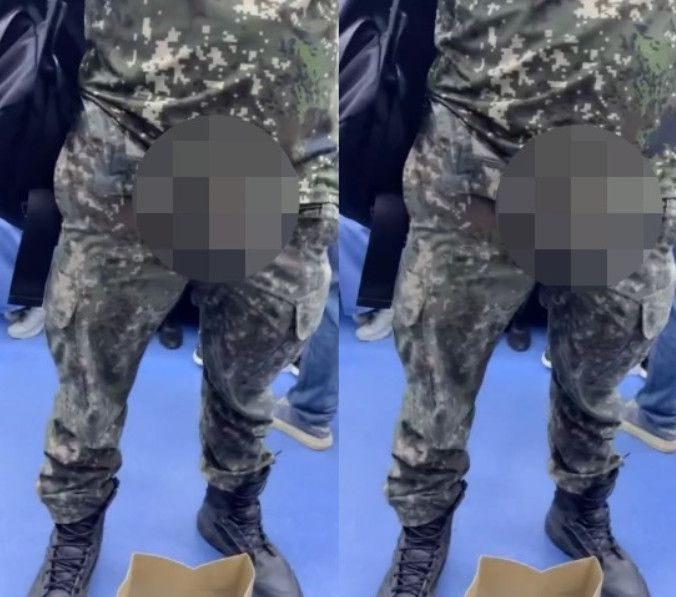 지하철에서 중요부위를 노출한 군인 복장의 남성. [X(엑스·옛 트위터) 캡처]