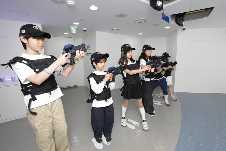 <어린이 직업체험 테마파크 키자니아 서울점 내 세스코 환경위생연구소는 ‘인터렉티브 미디어 월(Interactive Media Wall)’을 통해 화면 속 영상이 동작에 반응하며 상호작용하는 즐거운 경험 뿐만 아니라 해충전문가, 공기살균전문가 등 세스코 환경위생 과학을 보다 역동적으로 체험할 수 있다.>