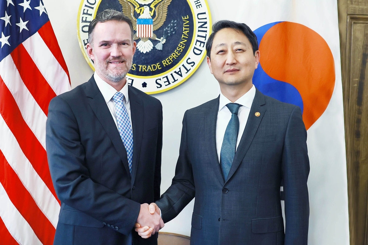 South Korean Industry Minister Ahn Duk-geun (right) and US Trade Representative Jamieson Greer pose for a photo during their meeting at the USTR office in Washington on Thursday. (PHOTO NOT FOR SALE) (Ministry of Trade, Industry and Energy)