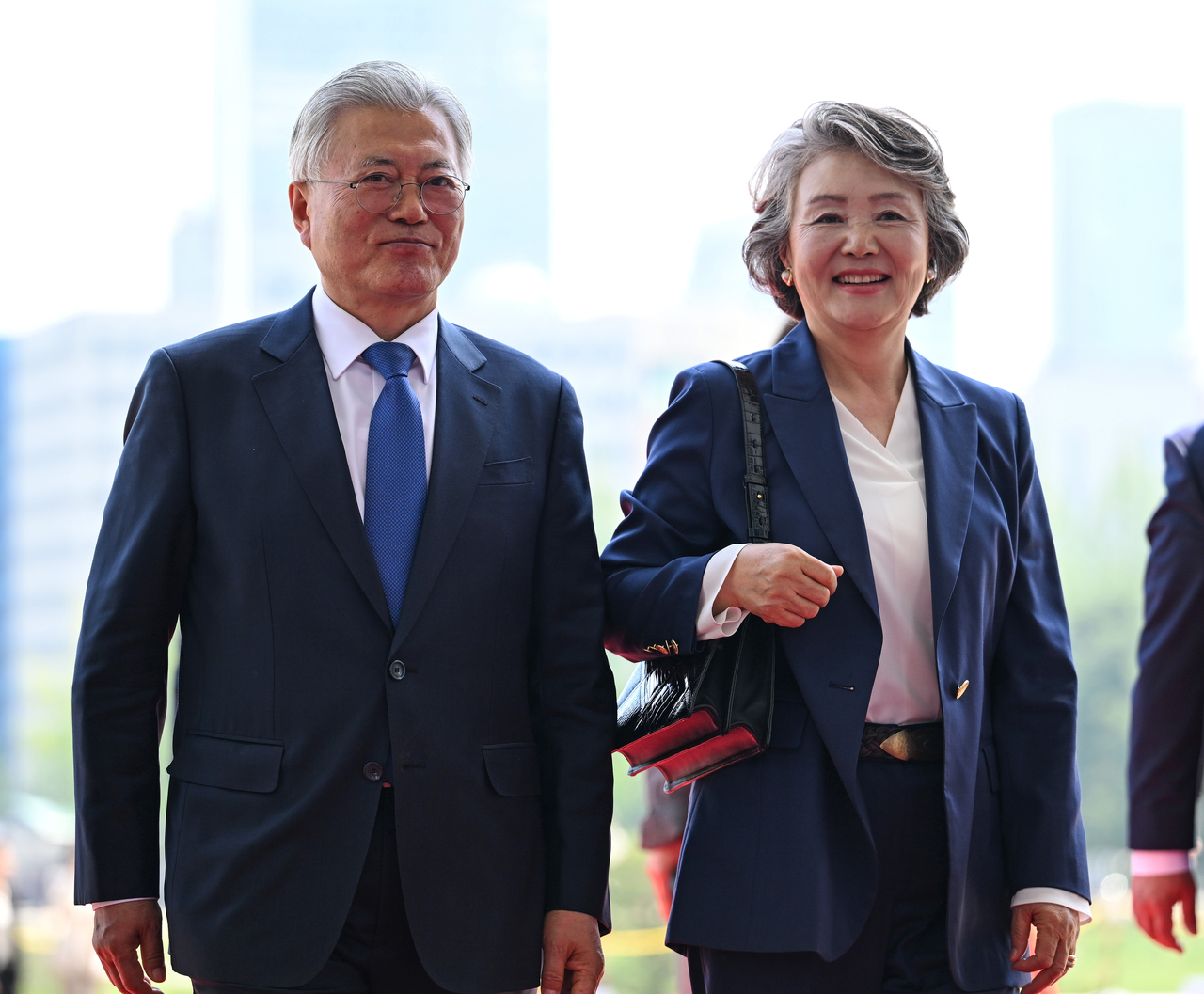 문재인(왼쪽) 전 대통령과 김정숙 여사가 25일 오후 서울 여의도 국회를 방문해 의장실로 이동하고 있다. 이날 문 전 대통령은 판문점선언 7주년 기념식 참석을 위해 퇴임 후 처음으로 국회를 방문했다. 국회사진기자단