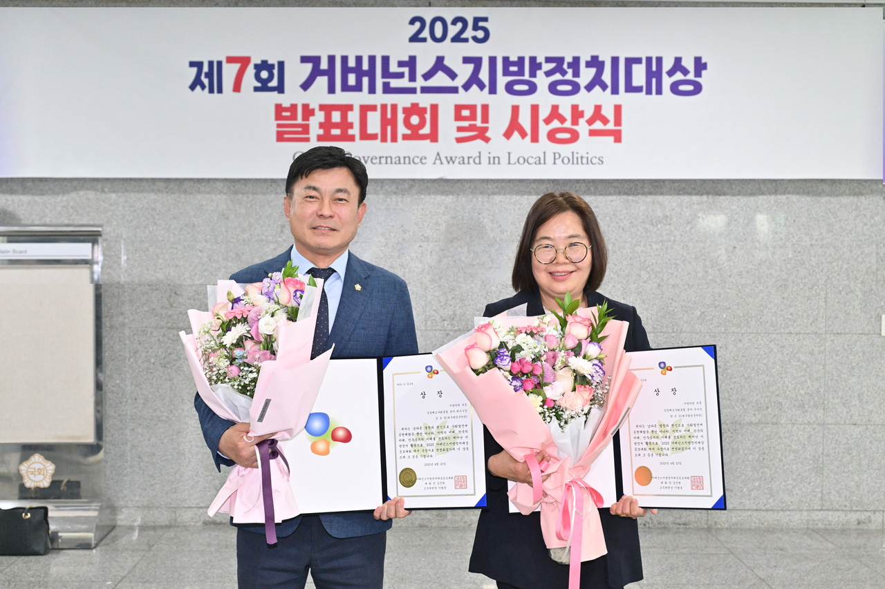 대구 달성군의회 김보경 부의장(왼쪽)과 양은숙 의원이 거버넌스 지방정치대상에서 최우수상과 우수상을 수상했다.[달성군의회 제공]