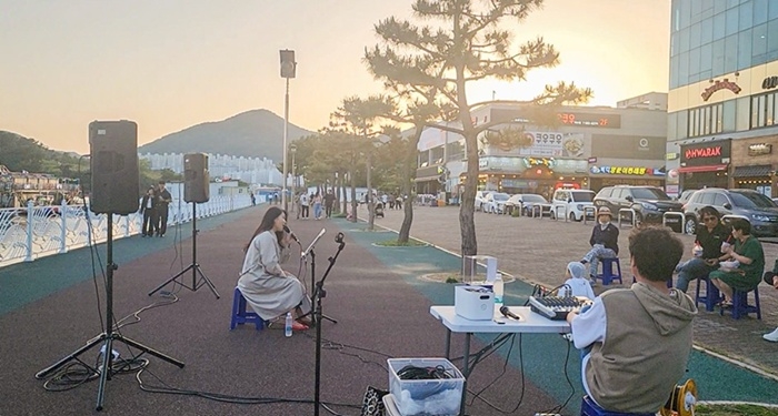 여수 버스킹 공연 자료 사진.