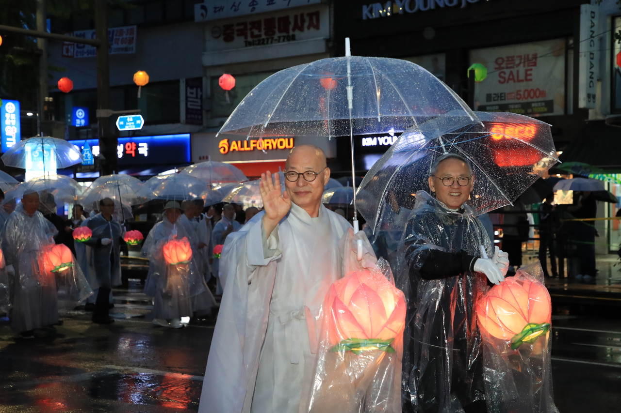 The Ven. Jinwoo (left), president of the Jogye Order of Korean Buddhism, and Culture Minister Yu In-chon during the Lantern Parade in Seoul in May 2024 (Jogye)