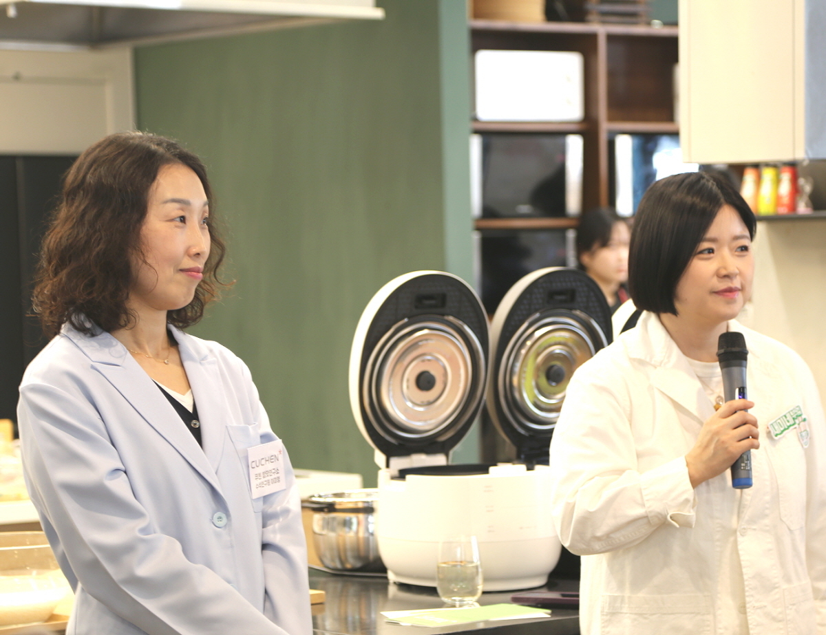 24일 서울 중구 샘표 본사 1층 우리맛 공간에서 이미영(왼쪽) 쿠첸 밥맛연구소 수석과 최정윤 샘표 우리맛연구중심 연구실장이 ‘집밥’ 팝업의 토크세션을 진행하고 있다.[쿠첸 제공]
