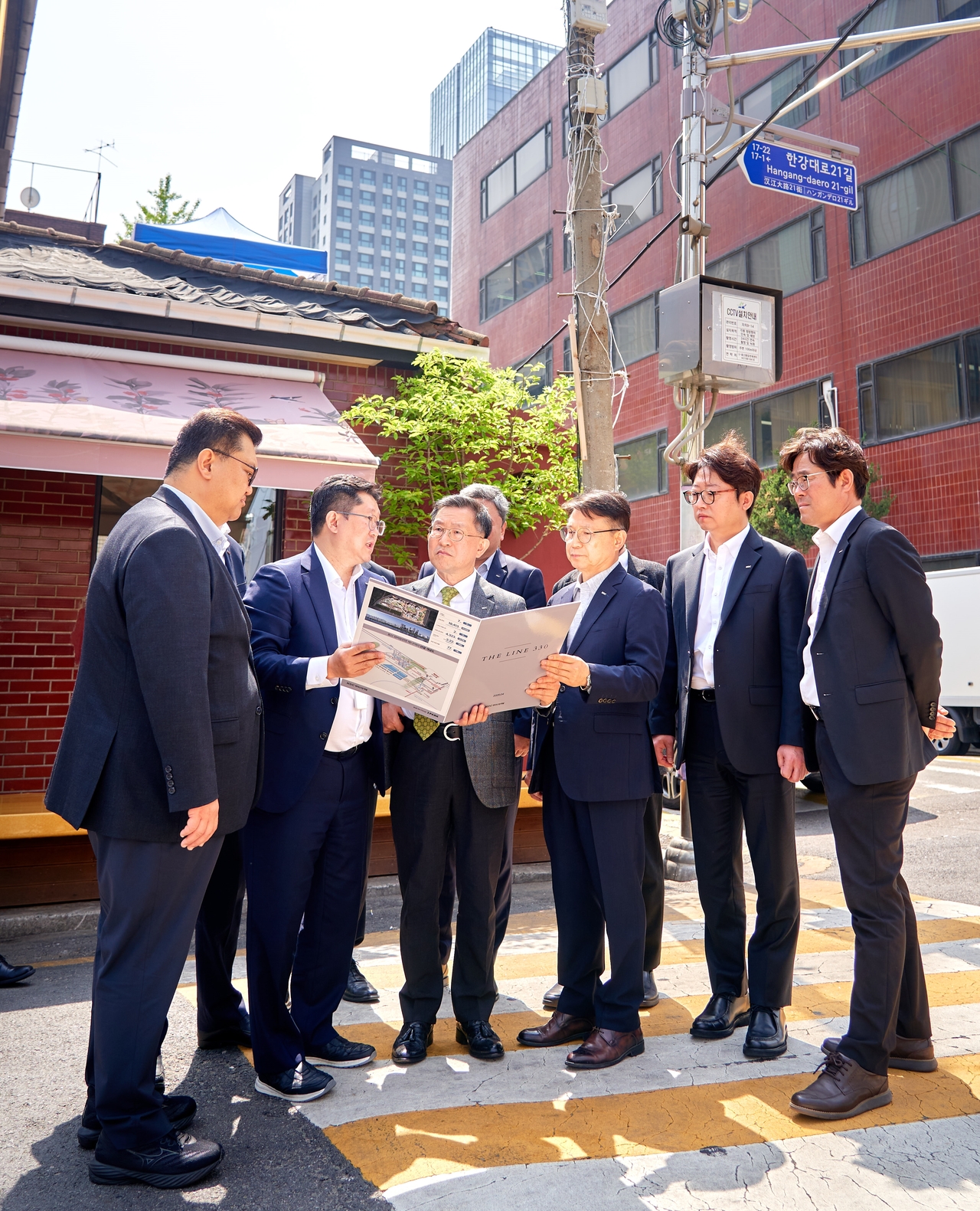 정경구(가운데) HDC현대산업개발 대표이사가 24일 용산정비창 전면1구역 재개발 사업지 현장을 직접 방문했다. 이날 현장에는 정경구 대표이사를 비롯해 HDC현대산업개발 임원진이 함께했다. [HDC현대산업개발 제공]