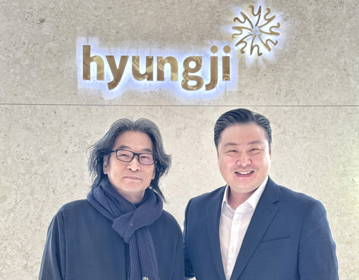최준호(오른쪽) 형지글로벌 부회장이 글로벌비전 추진위원회 강병인 위원장과 기념 촬영을 하고 있다. [형지글로벌 제공]