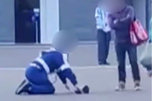 “무릎 꿇고 빌어!”…오사카엑스포 경비원에 ‘갑질’ 남성