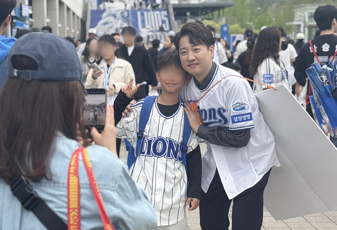 이준석 개혁신당 대선후보가 지난 20일 대구 삼성라이온즈파크를 방문해 시민들과 기념 촬영을 하고 있다. [이준석 캠프 제공]