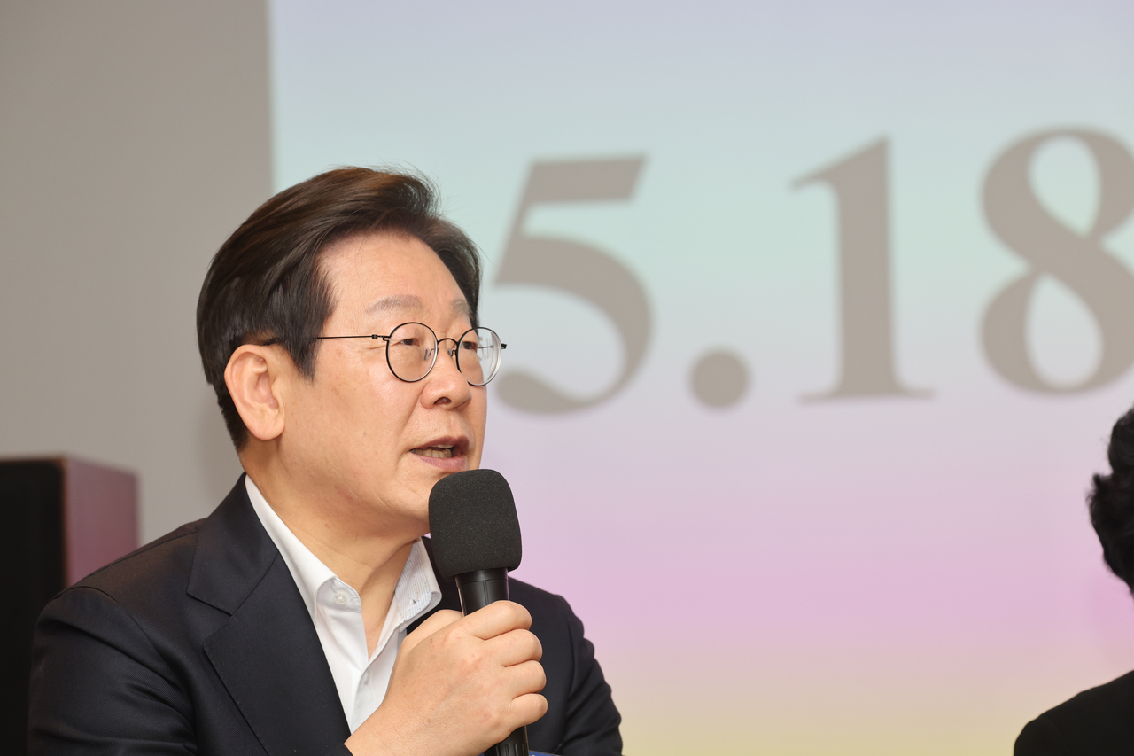 24일 오후 광주 동구 전일빌딩 245에서 더불어민주당 이재명 대선 경선 후보가 ‘대한민국 민주화를 이끈 시민들’을 주제로 열린 간담회에서 발언하고 있다. 간담회에는 고(故) 문재학 열사의 어머니 김길자 씨, 5·18 유가족 김송희 씨, 강유정 尹파면촉구성명 문화인 등이 참여했다. 2025.4.24 [공동취재] [연합]