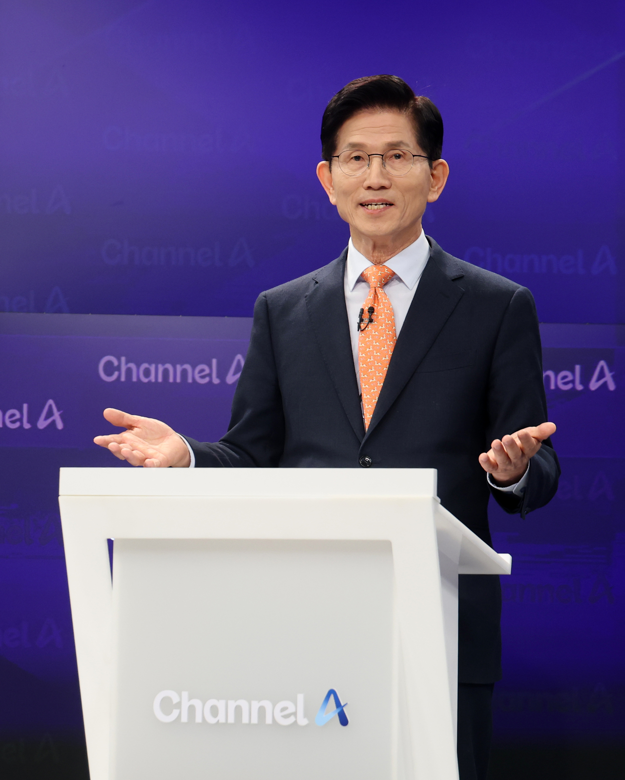 Presidential candidate Kim Moon-soo rehearses before People Power Party's debate for presidential hopefuls on Friday. (Yonhap)
