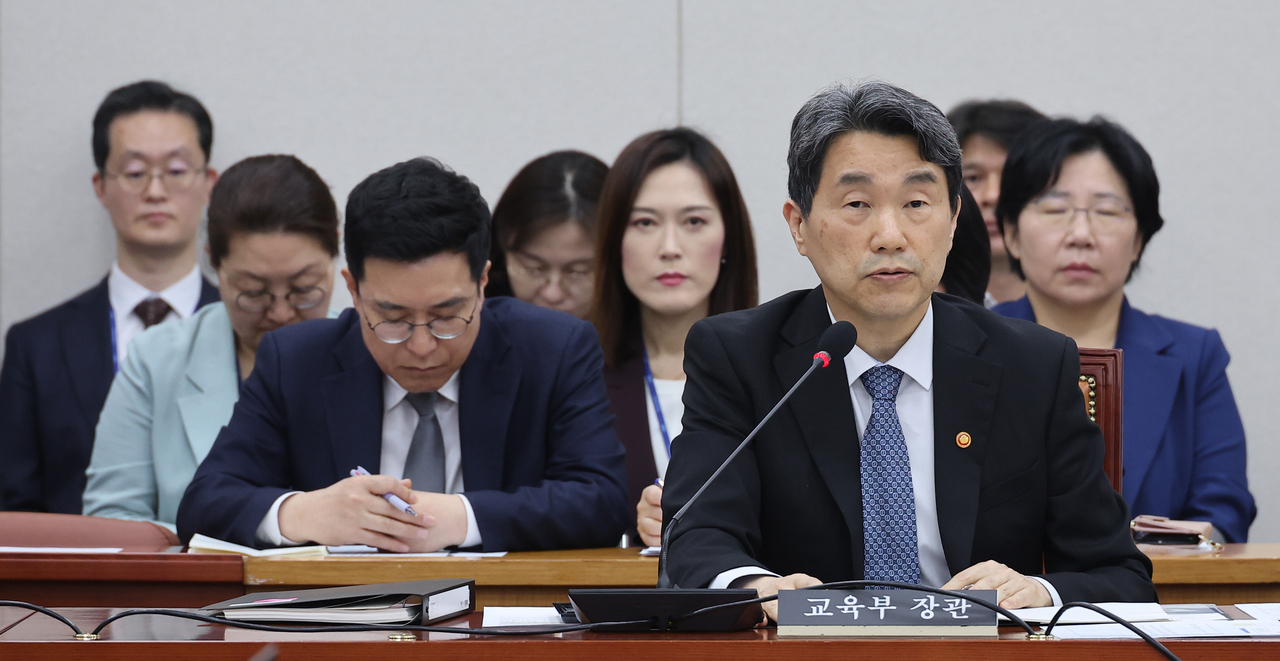 25일 서울 여의도 국회에서 열린 교육위원회 전체회의에서 이주호 부총리 겸 교육부 장관이 의원 질의에 답변하고 있다. [연합]