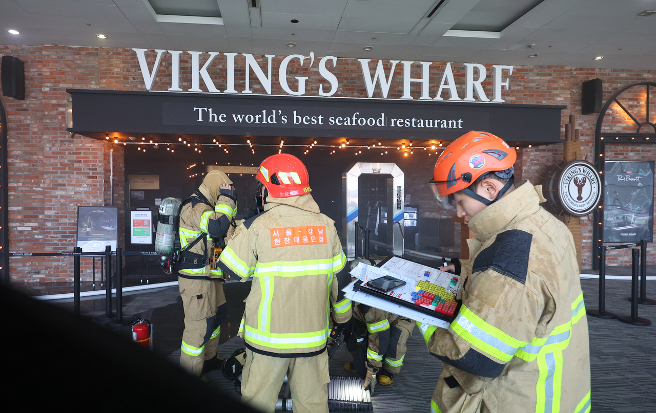 Fire fighters aredispatched to the restaurant where the smoke started.