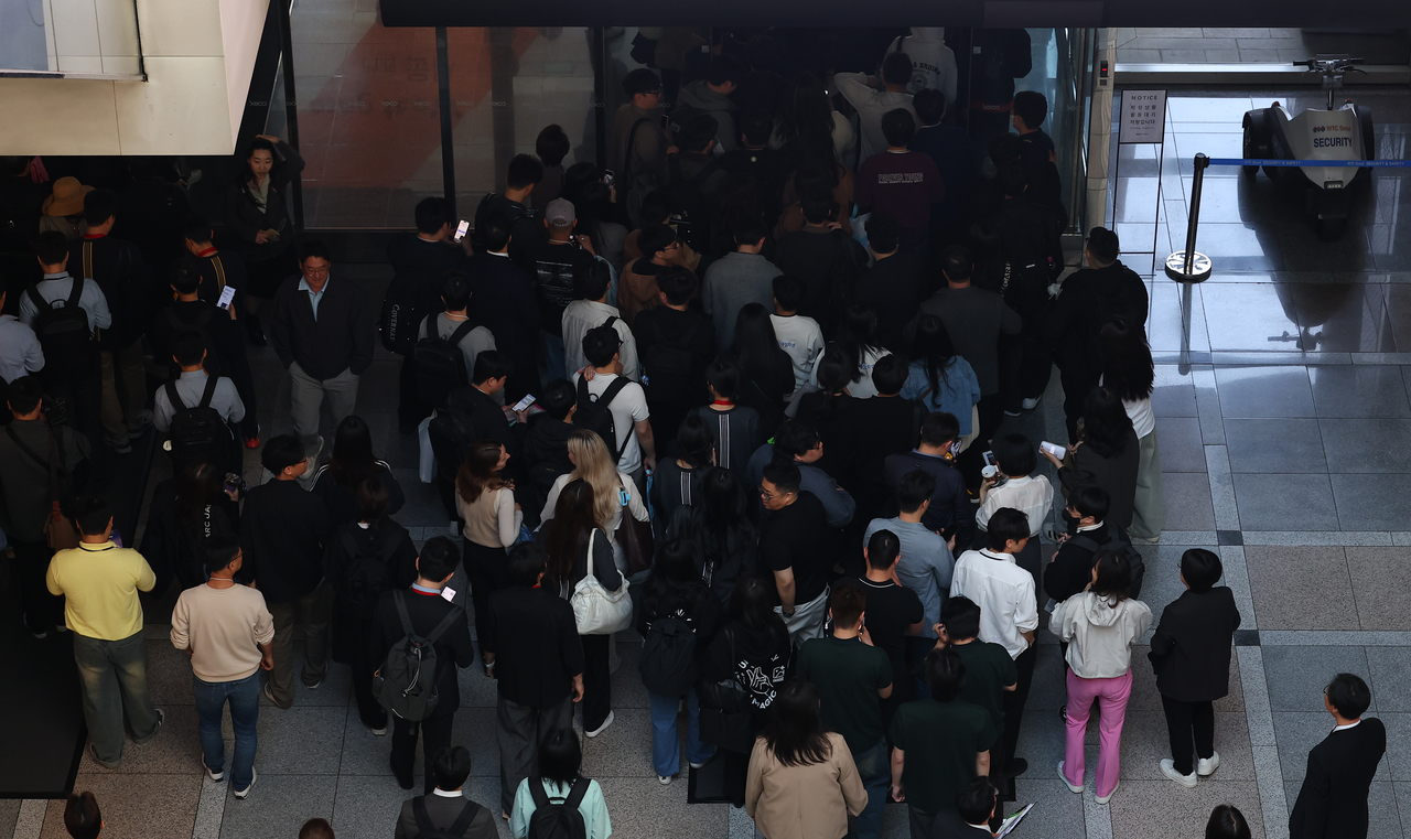 People evacuate from a restaurant at Coex Seoul due to smoke from a fire on Friday. (Yonhap)