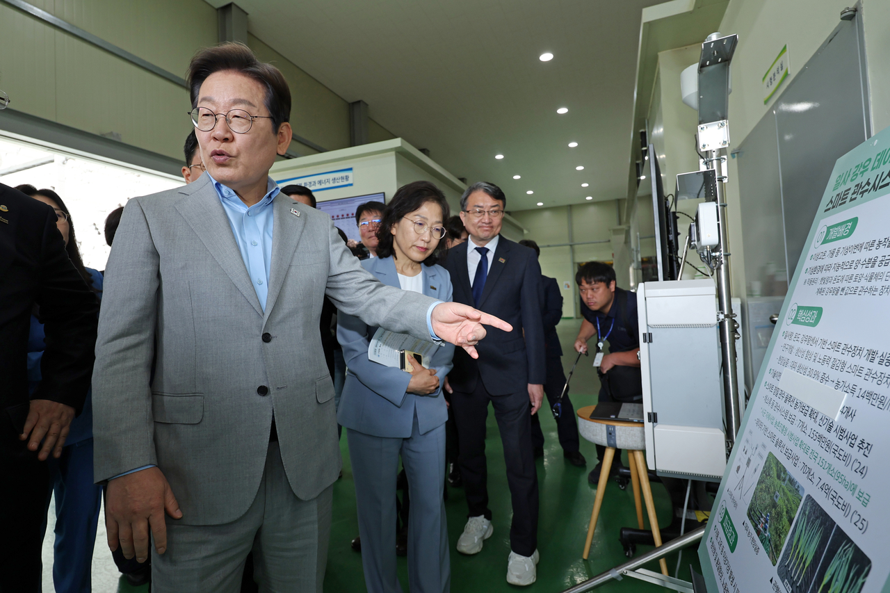 이재명 더불어민주당 대선 경선 후보가 25일 전남 나주시 전남농업기술원 에너지자립형 온실을 방문해 전남농업기술원 관계자에게 질문하고 있다. [연합]