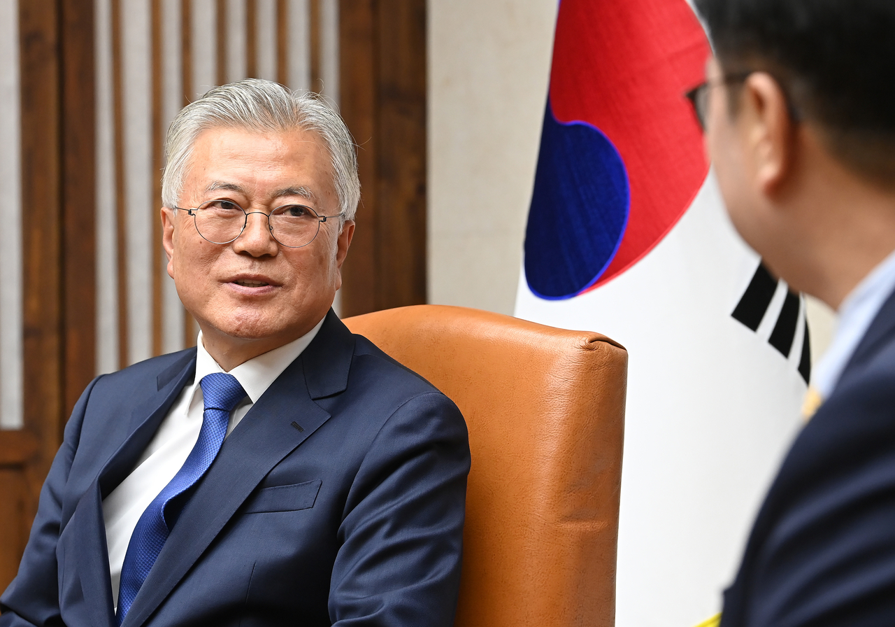 4·27 판문점선언 7주년 기념식 참석차 국회를 방문한 문재인 전 대통령이 25일 서울 여의도 국회에서 우원식 국회의장과 면담을 하고 있다. 2025.4.25 [국회사진기자단]
