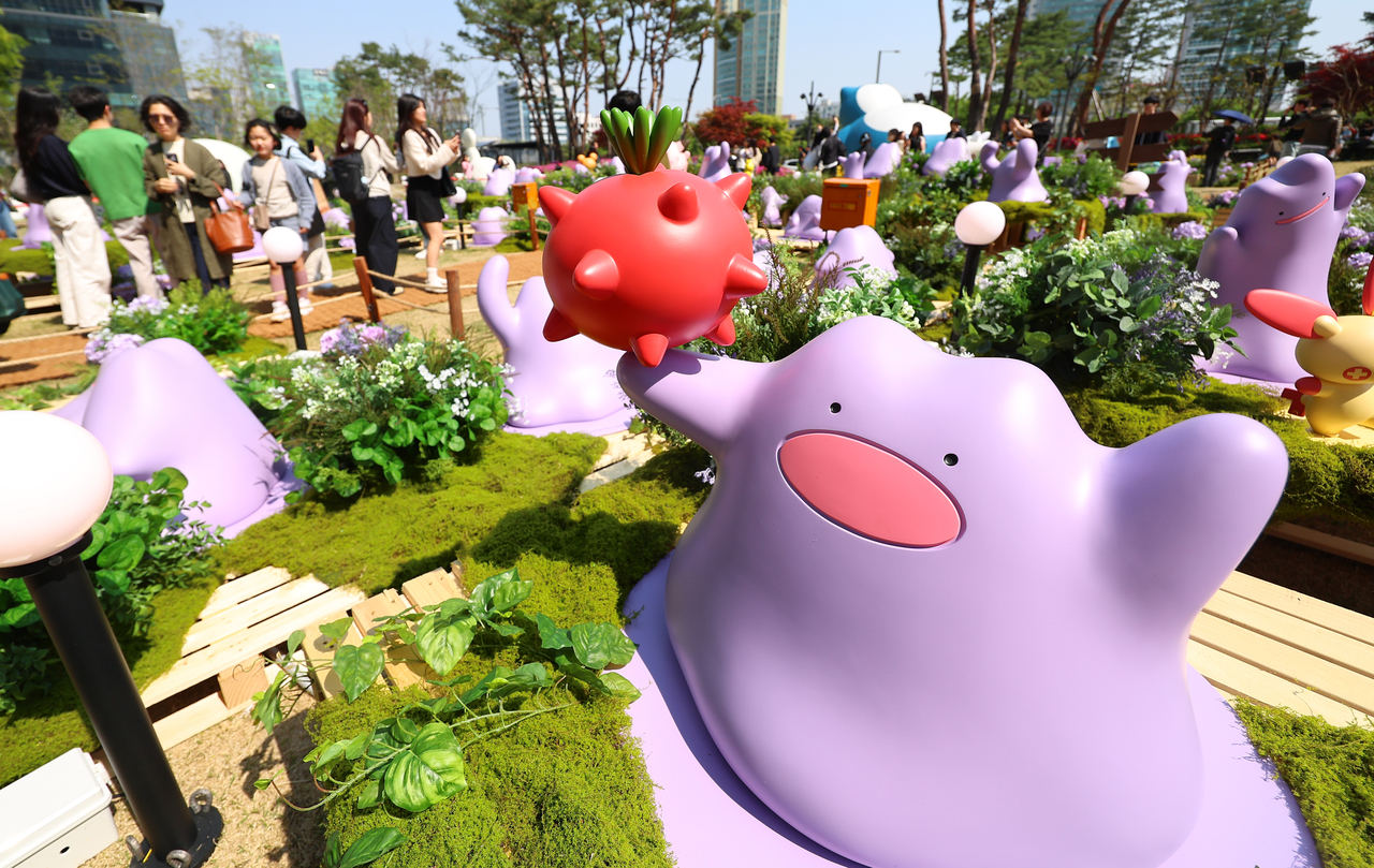 Ditto figures installed near Lotte World Tower (Yonhap)