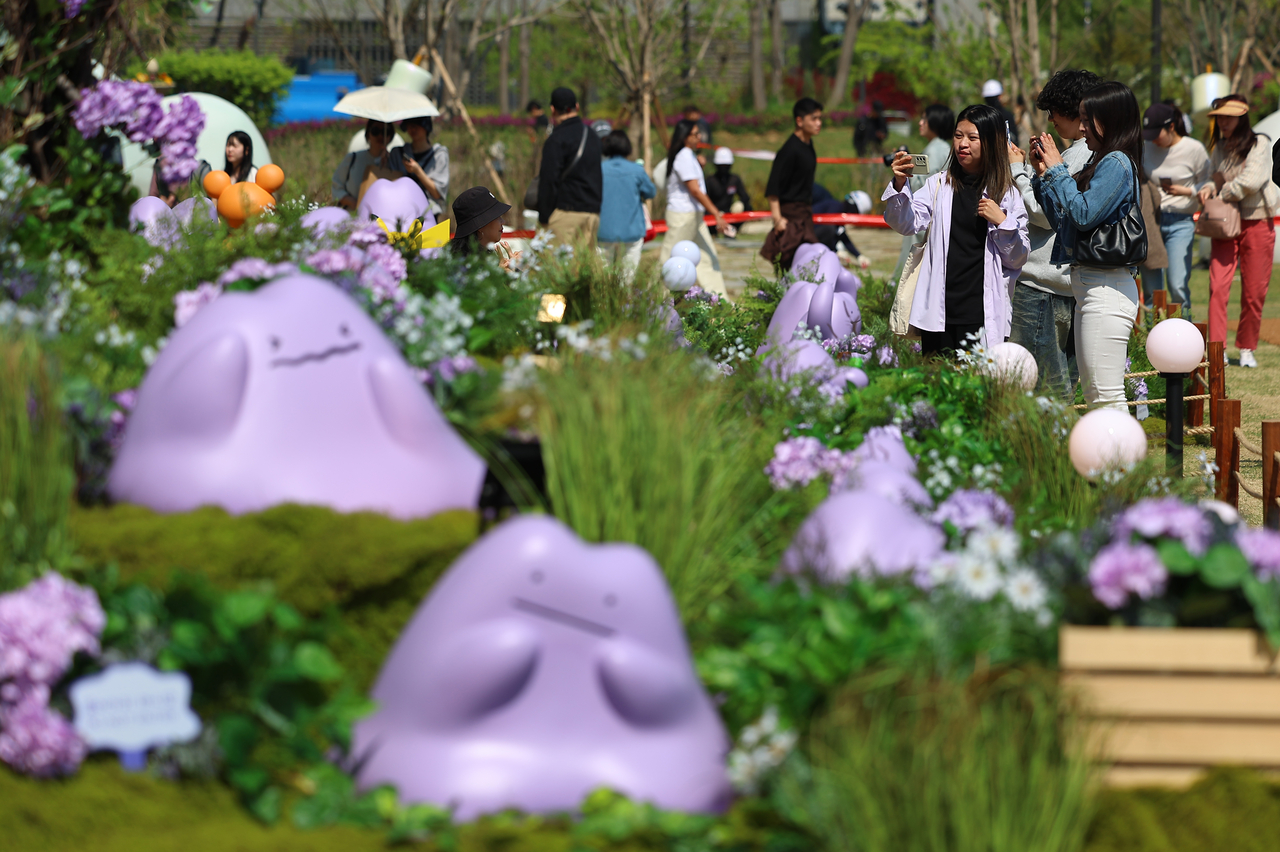 Ditto figures installed near Lotte World Tower (Yonhap)
