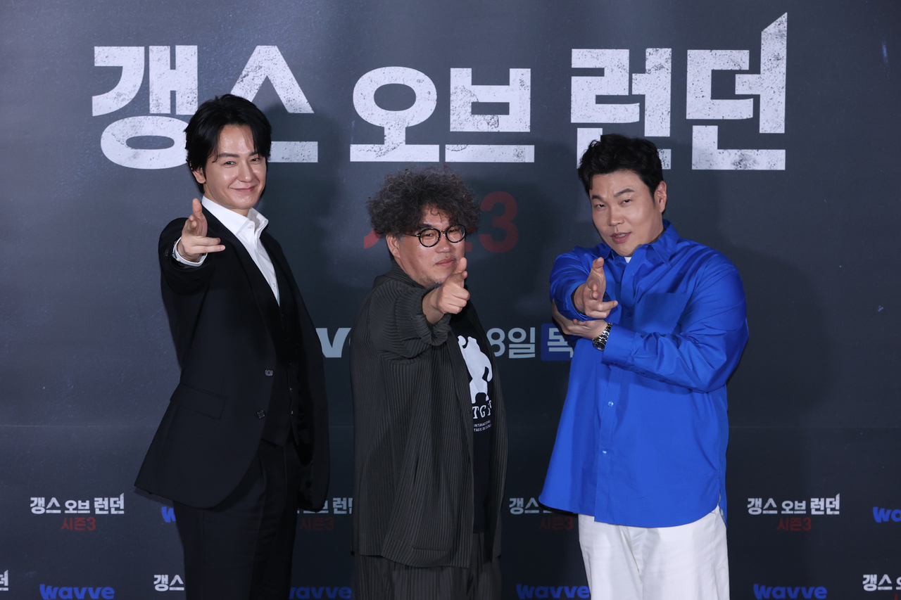 25일 서울 용산구 CGV용산아이파크몰에서 열린 영국 드라마 ‘갱스 오브 런던’ 시즌3 기자간담회에서 참석자들이 포즈를 취하고 있다. 왼쪽부터 배우 임주환, 김홍선 감독, 신승환.