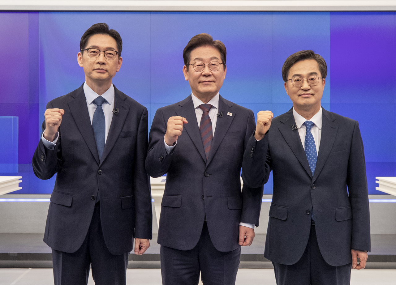 25일 서울 중구 TV조선 스튜디오에서 열린 더불어민주당 경선 TV토론회에서 후보들이 기념 촬영을 하고 있다. 왼쪽부터 김경수, 이재명, 김동연 후보. [연합]