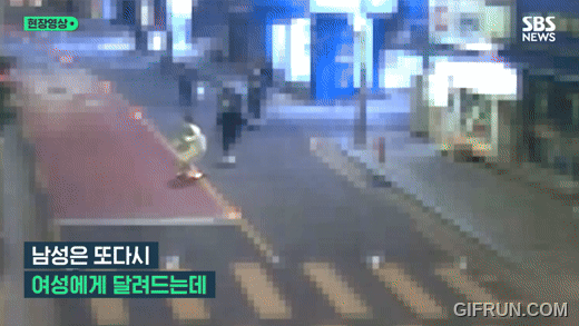 지난달 19일 서울 광진구에서 10대 남성이 20대 여성을 폭행하는 모습. [SBS 캡처]