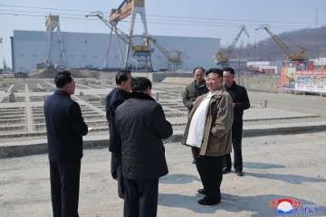 北, 5000t급 신형 구축함 진수…김정은 “원양작전함대 건설”