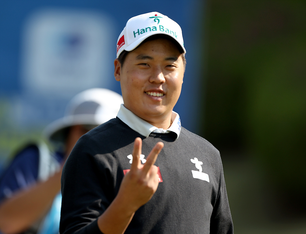 이승민이 25일 우리금융 챔피언십 2라운드 11번홀에서 V자를 그려보이고 있다.   [KPGA 제공]