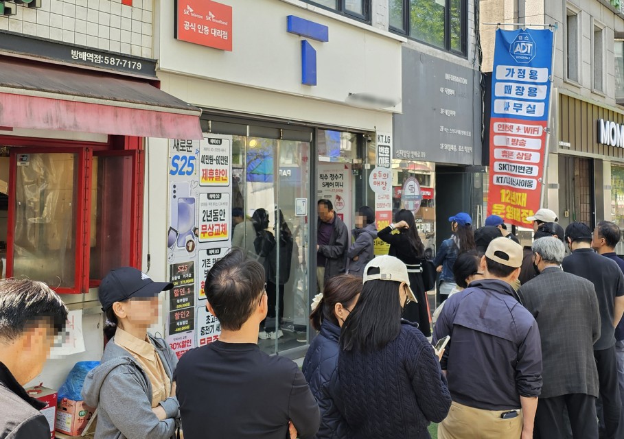 “유심 재고 있나요”…보안 사고 불안감에 대리점 찾는 SKT 가입자들