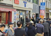 “유심 재고 있나요”…보안 사고 불안감에 대리점 찾는 SKT 가입자들