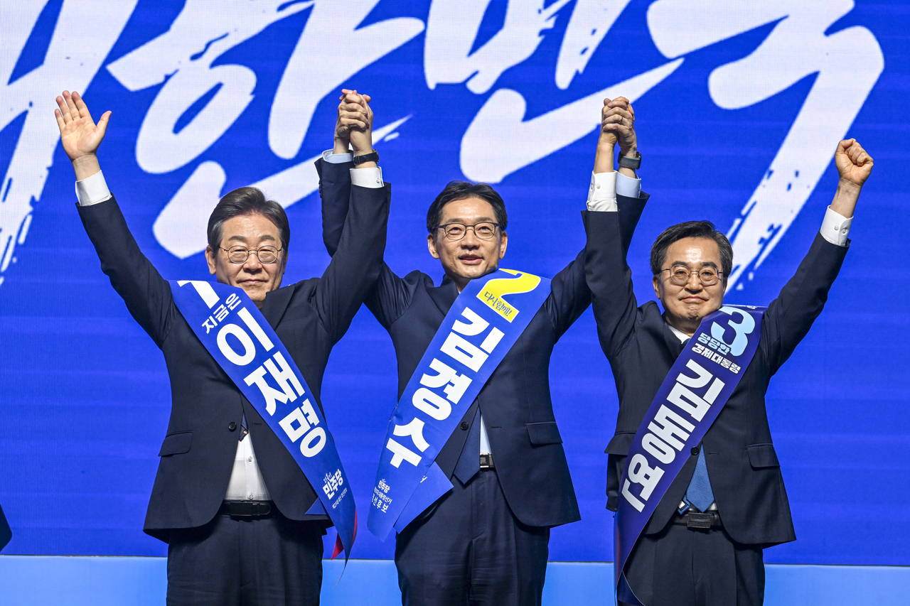 Democratic Party of Korea presidential primary contenders pose for a photo at a convention hall in Gwangju on Saturday. From left: Former Democratic Party Chair Rep. Lee Jae-myung, Former South Gyeongsang Province Gov. Kim Kyung-soo, and Gyeonggi Province Gov. Kim Dong-yeon. Yonhap