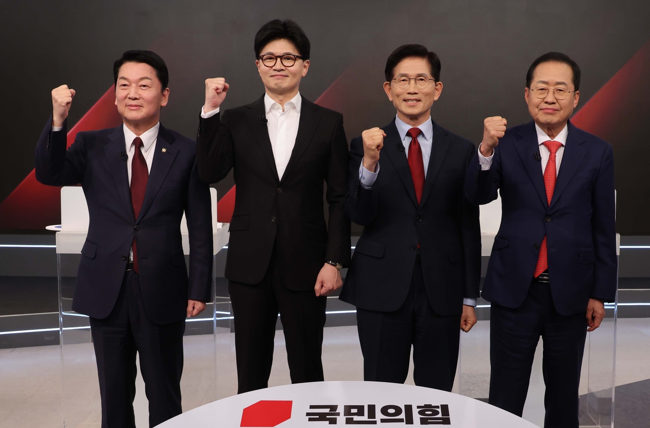 26일 서울 중구 매경미디어센터에서 열린 국민의힘 대통령 선거 제2차 경선 후보자 토론회에서 경선 후보들이 토론에 앞서 기념 촬영을 하고 있다. 왼쪽부터 안철수, 한동훈, 김문수, 홍준표 경선 후보. 2025.4.26 [국회사진기자단] <연합뉴스