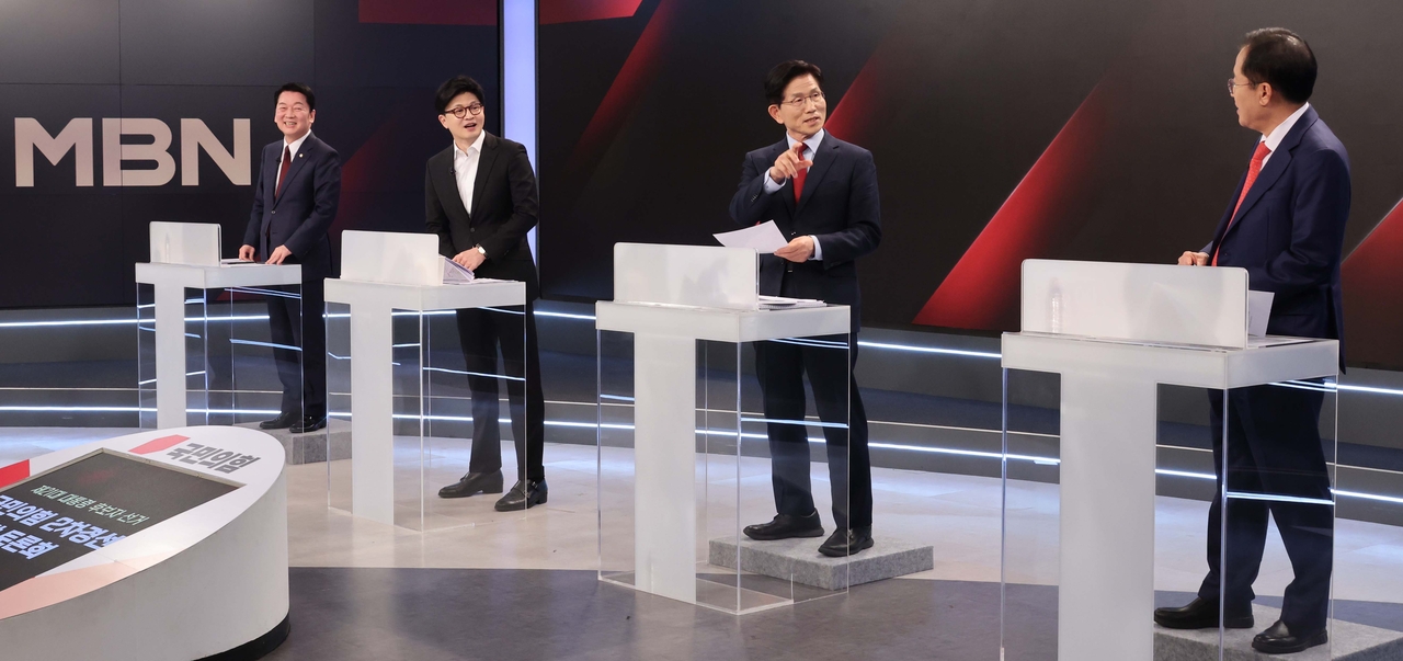 26일 서울 중구 매경미디어센터에서 열린 국민의힘 대통령 선거 제2차 경선 후보자 토론회에서 경선 후보들이 토론에 앞서  대화를 하고 있다. 왼쪽부터 안철수, 한동훈, 김문수, 홍준표 경선 후보. 2025.4.26 [국회사진기자단]