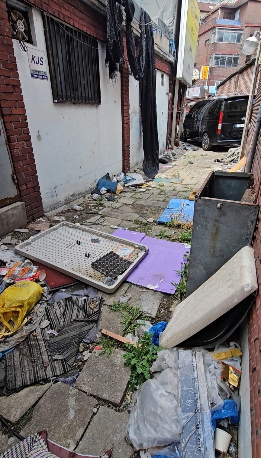 Trash and abandoned belongings litter an alleyway in Miari Texas. (Choi Jae-hee / The Korea Herald)