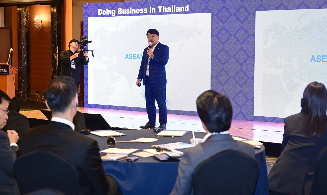 Lee Sang-jun, vice president of the Korea-Thailand Chamber of Commerce, delivers a presentation titled "Doing Business in Thailand" during the Ignite Thailand-Korea Business Forum held at Lotte Hotel Seoul on Wednesday. (Lee Sang-sub/The Korea Herald)