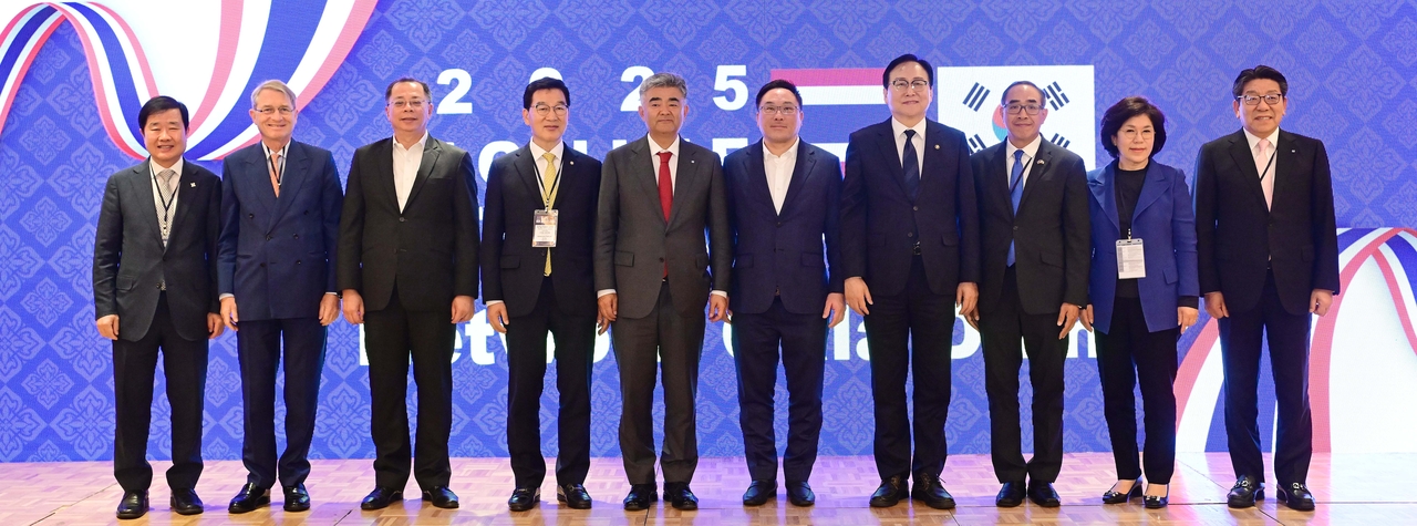 VIP guests and key speakers pose for photos during the gala dinner at the Ignite Thailand-Korea Business Forum, held at Lotte Hotel Seoul on Wednesday. From left are: Kim Hee-chul, CEO at Yamaha Motor Korea; Harald Link, head of B.Grimm Power; Chula Sukmanop, secretary-general of the Eastern Economic Corridor Office of Thailand; Rep. Shin Jeong-hoon, chair of the National Assembly's Public Administration and Security Committee; Jung Won-ju, chair of Herald Media Group and Daewoo E&C; Julapun Amornvivat, Thailand's deputy minister of finance; Cheong In-kyo, trade minister of Korea; Tanee Sangrat, ambassador of Thailand to South Korea; Kim Ju-young, chair of Serenity Golf and Resort; and Choi Jin-young, president of Herald Media Group. (Lee Sang-sub/The Korea Herald)