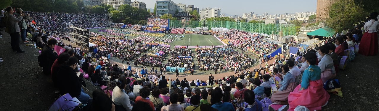 불기 2569년 부처님오신날을 앞둔 26일 오후 서울 서울 동국대학교 대운동장에서 2025 연등회 개회를 알리는 연등법회가 봉행되고 있다. 이상섭 기자