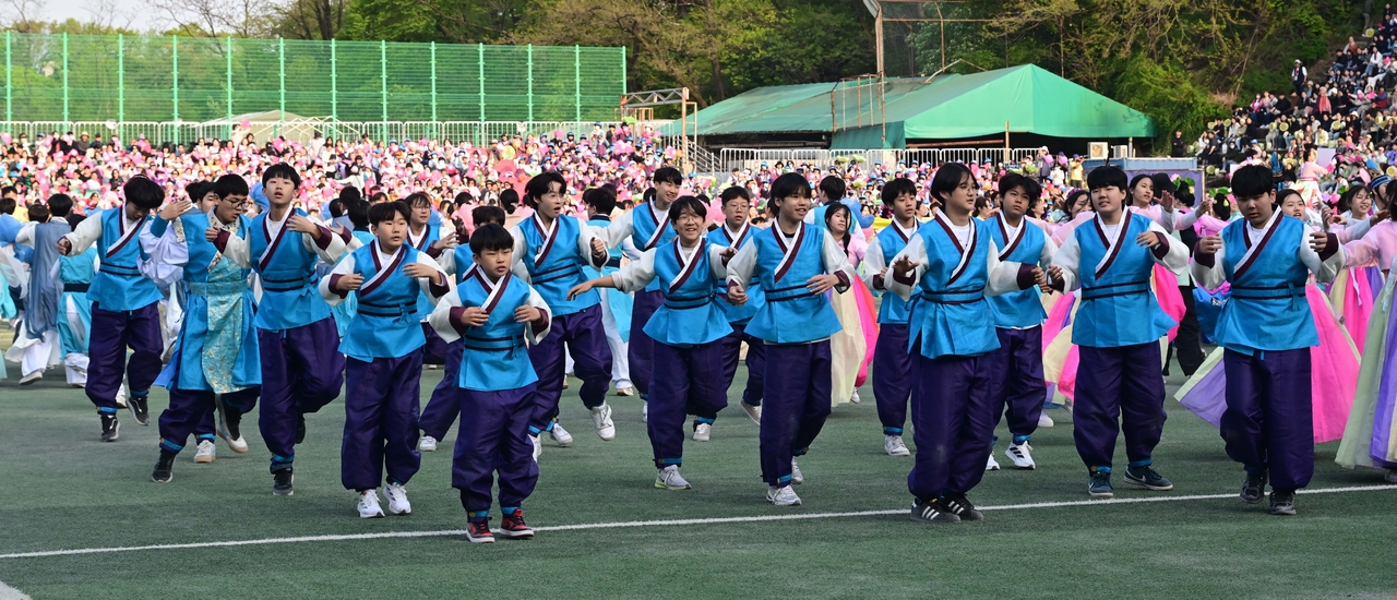 불기 2569년 부처님오신날을 앞둔 26일 오후 서울 서울 동국대학교 대운동장에서 2025 연등회 개회를 알리는 연희누리가 봉행되고 있다. 이상섭 기자
