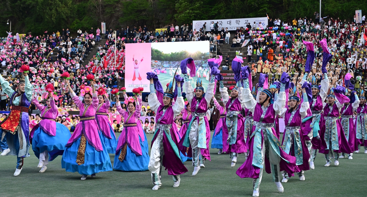 불기 2569년 부처님오신날을 앞둔 26일 오후 서울 서울 동국대학교 대운동장에서 2025 연등회 개회를 알리는 연희누리가 봉행되고 있다. 이상섭 기자