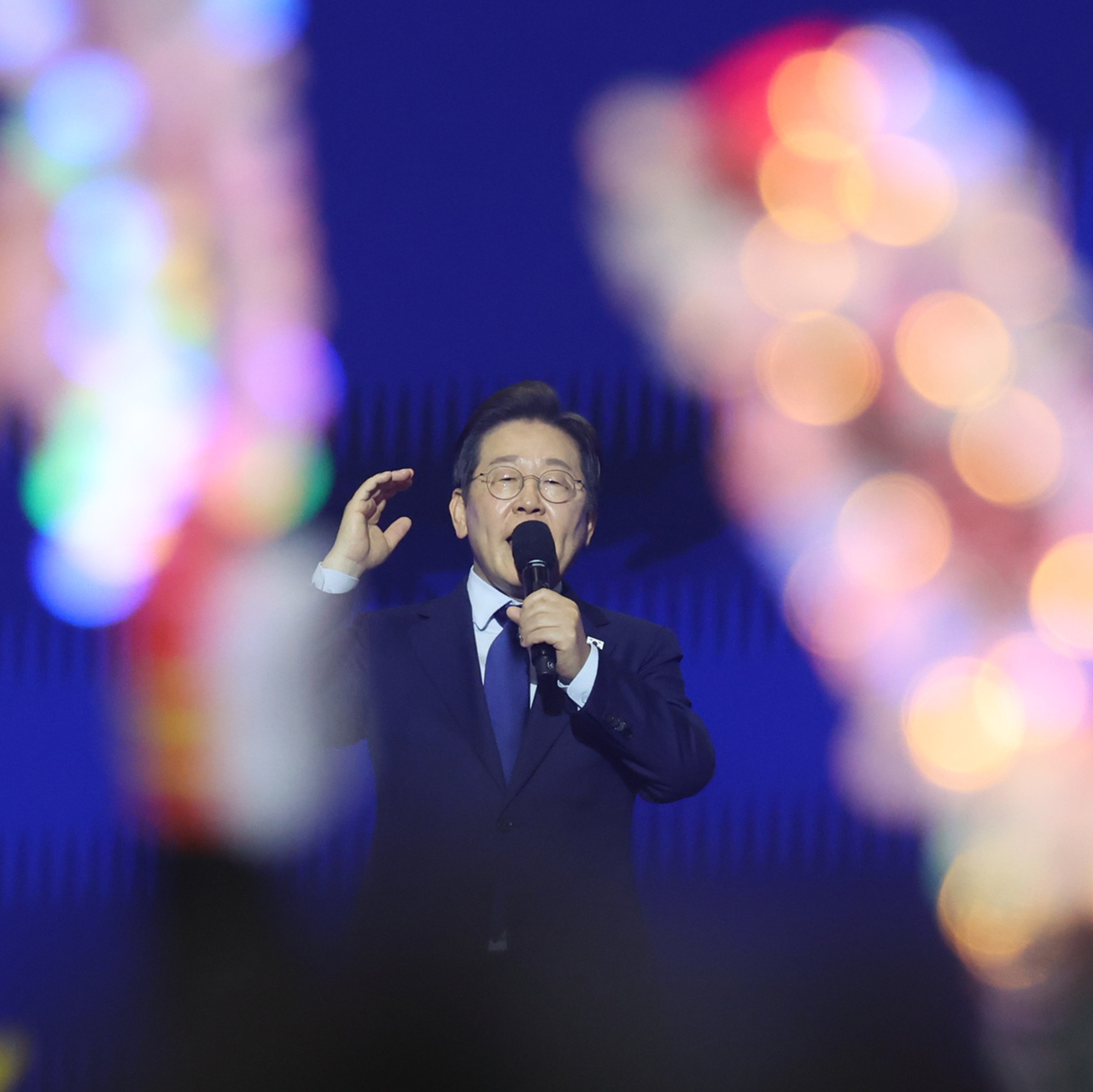 Former Democratic Party leader Lee Jae-myung speaks in a primary event to choose the party's flag bearer for the June 3 presidential election in Goyang, Gyeonggi Province on Sunday. (Yonhap)